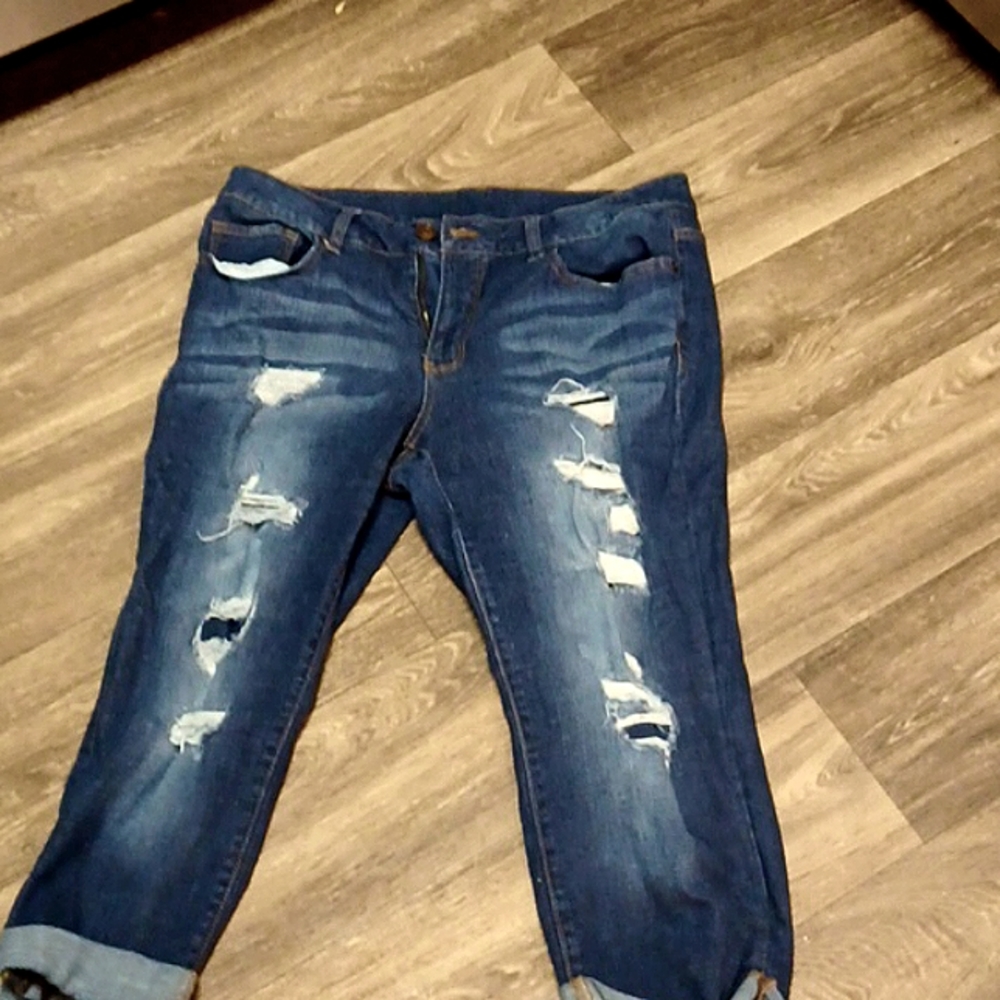 Women's 14 distressed Capri jeans